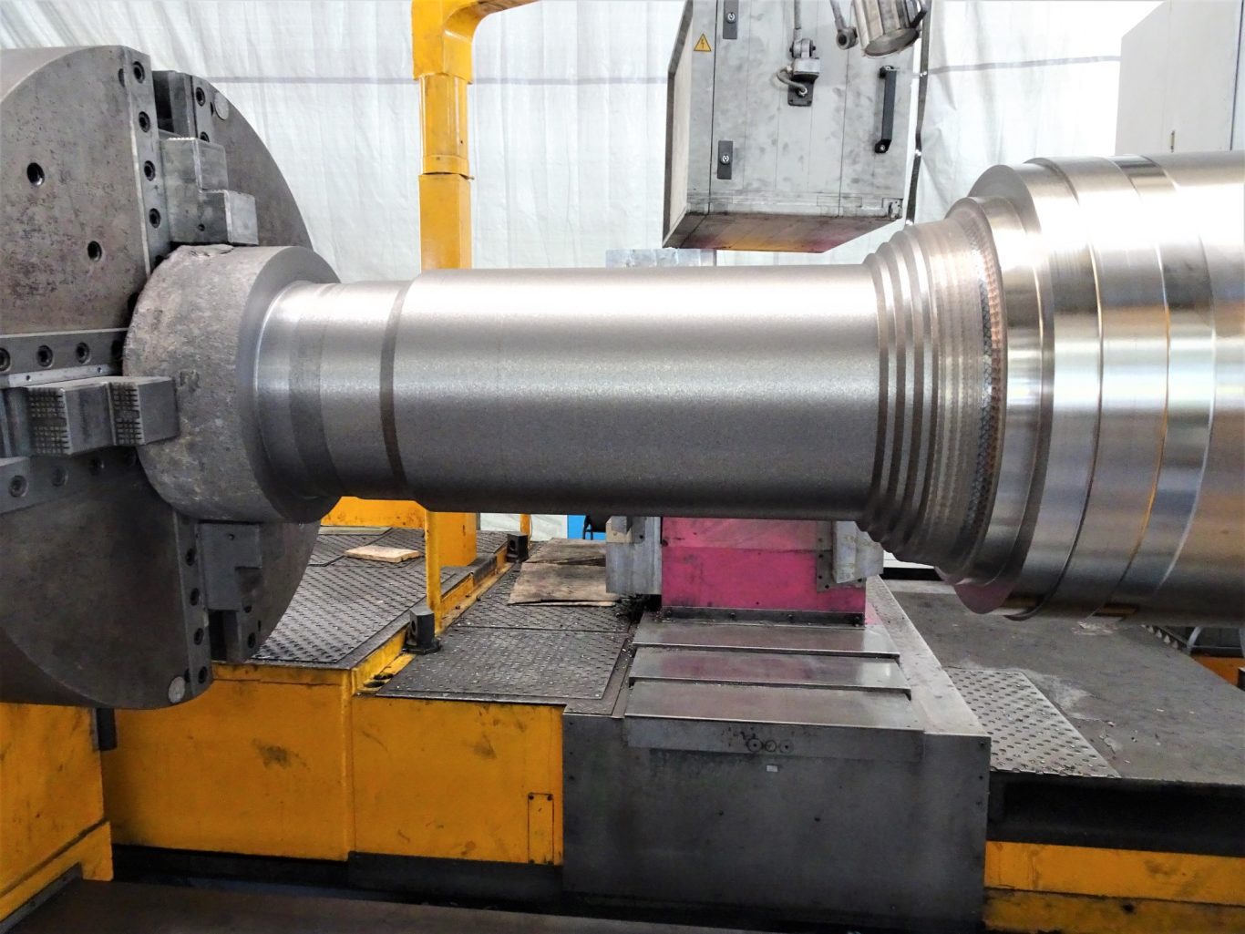 Umrüstung von Maschinen auf neue Bearbeitungsaufgaben: neue Abstechvorrichtung für Walzenzapfen auf der Reitstockseite